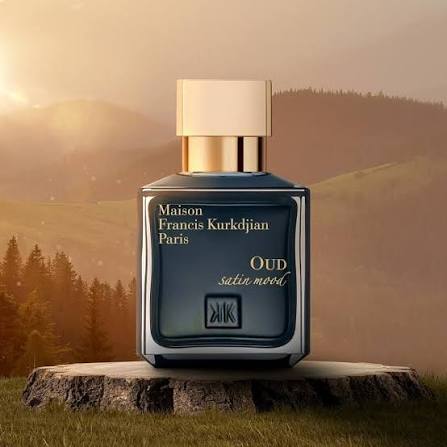 Флакон Rose Oud рядом с коробкой