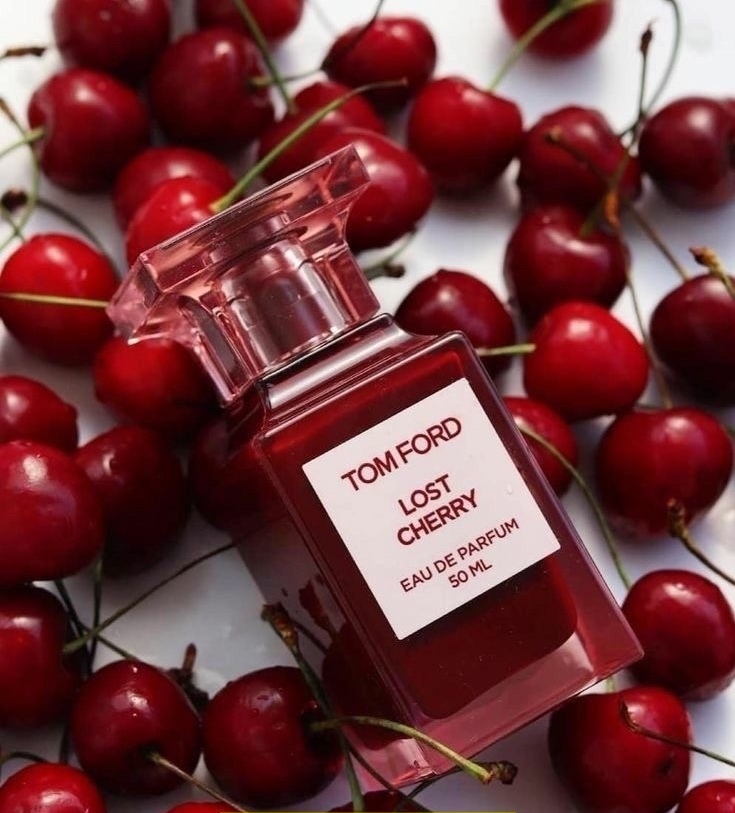 Флакон Lost Cherry среди спелой вишни