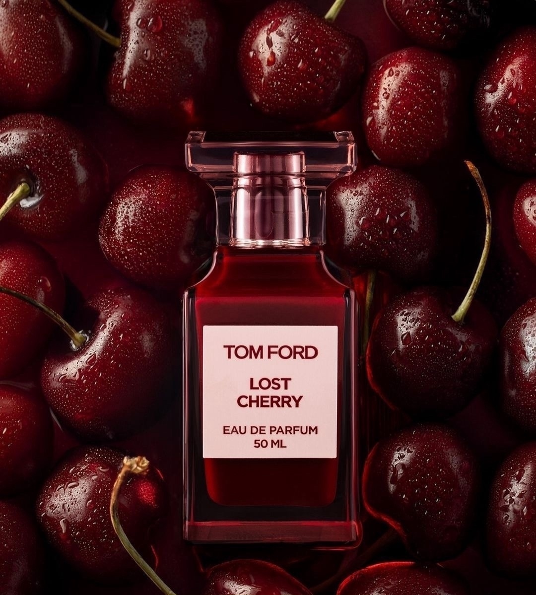 Флакон Lost Cherry на фоне тёмной вишни