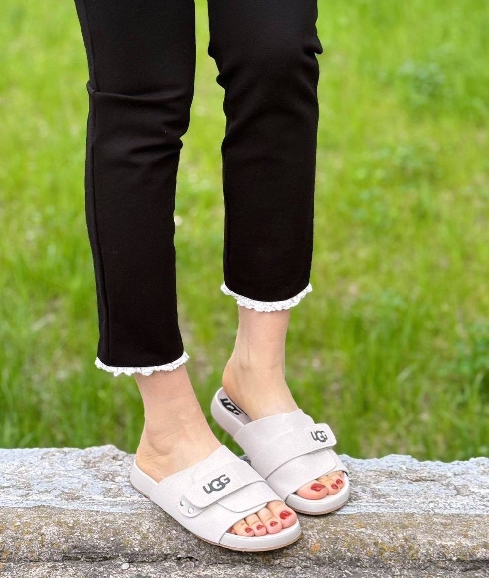 Светлые UGG тапочки на ногах