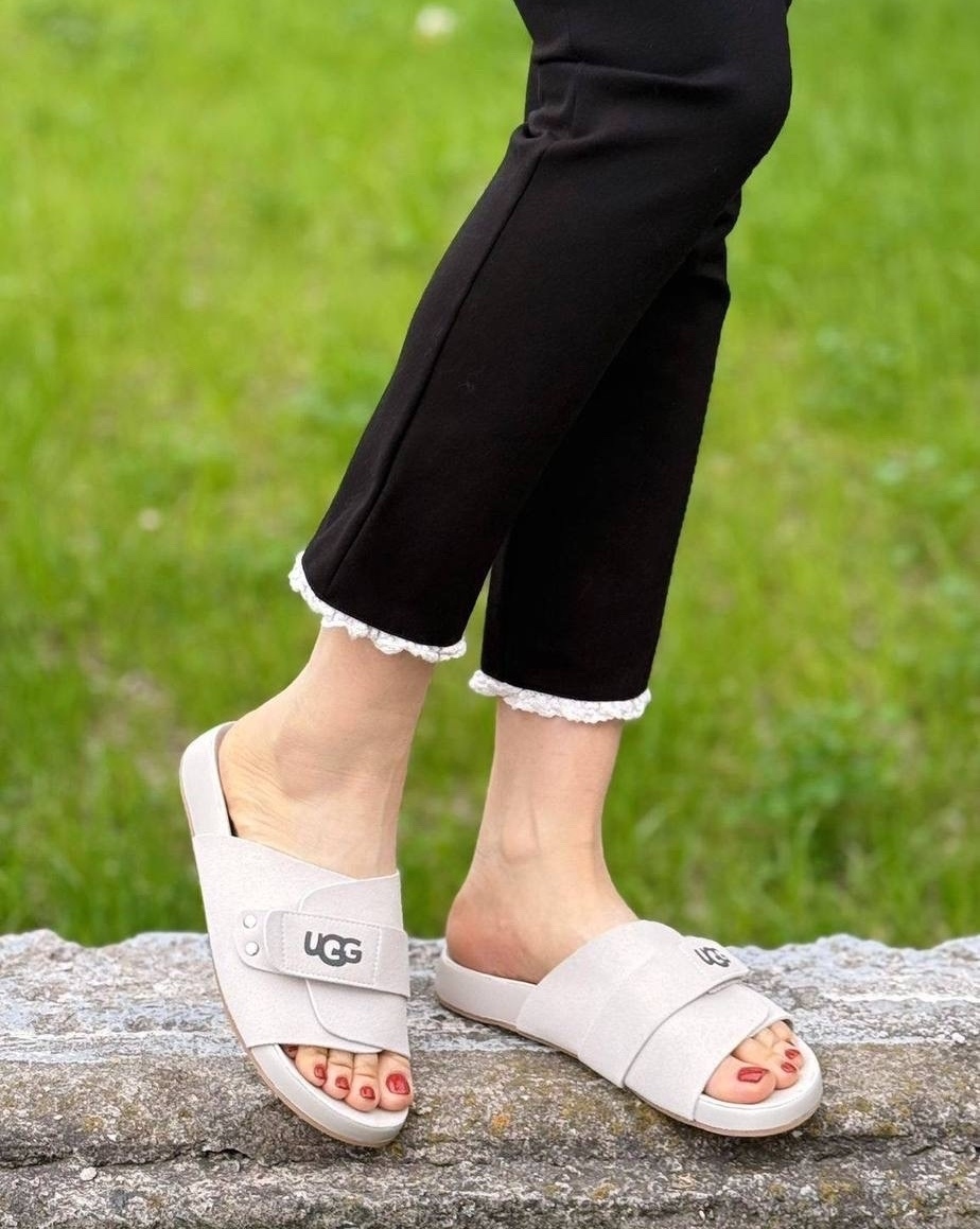 UGG тапочки на ногах сбоку